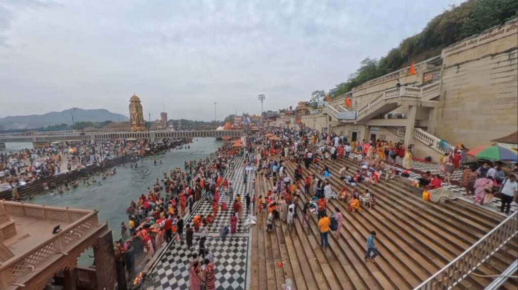 Delhi से Haridwar Same Day Ganga Snan 🙏 | Wife ने की पहली Long Drive | Couple Trip | Safar Sanskriti Har Ki Pauri Ganga Ghat Crowd 1024x575
